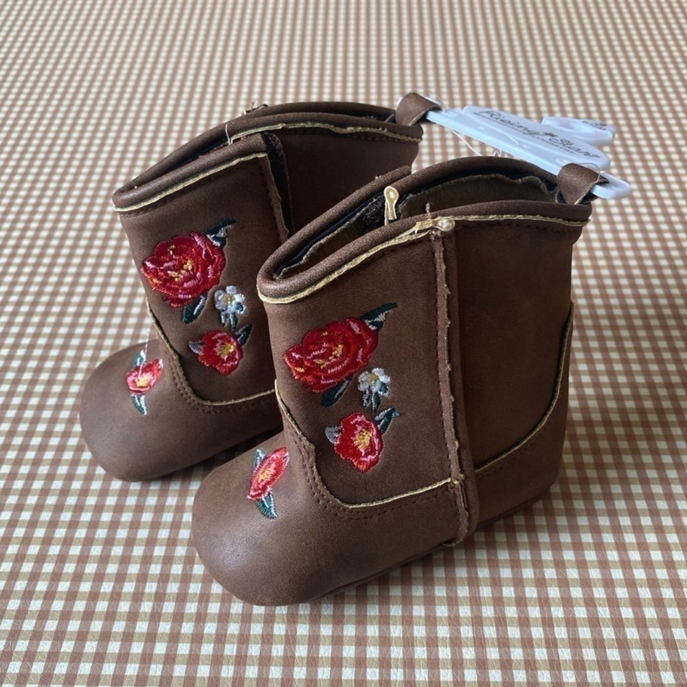 Faux Leather Roses Embroidery cowgirl boots.
Baby size 3. NEW‎